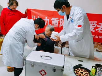 【情暖重陽】貴州白癜風(fēng)皮膚病醫(yī)院走進(jìn)社區(qū)開展慰問活動
