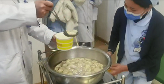貴州白癜風(fēng)醫(yī)院暖意融融迎冬至、送餃子活動(dòng)