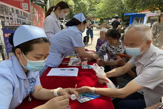 醫(yī)療服務(wù)送健康·義診活動(dòng)進(jìn)社區(qū)